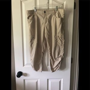 EUC Woolrich Hiking Capri Cargo Pants